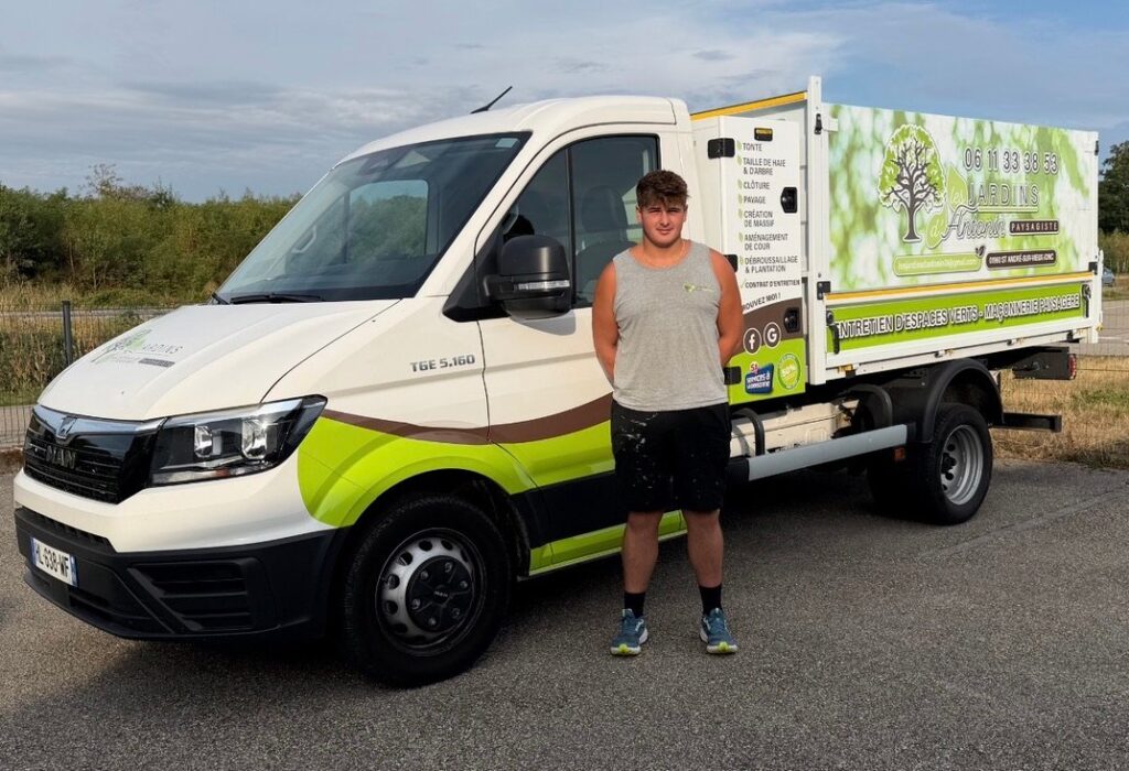 Camion-benne des Jardins d'Antonin pour l'évacuation des déchets verts