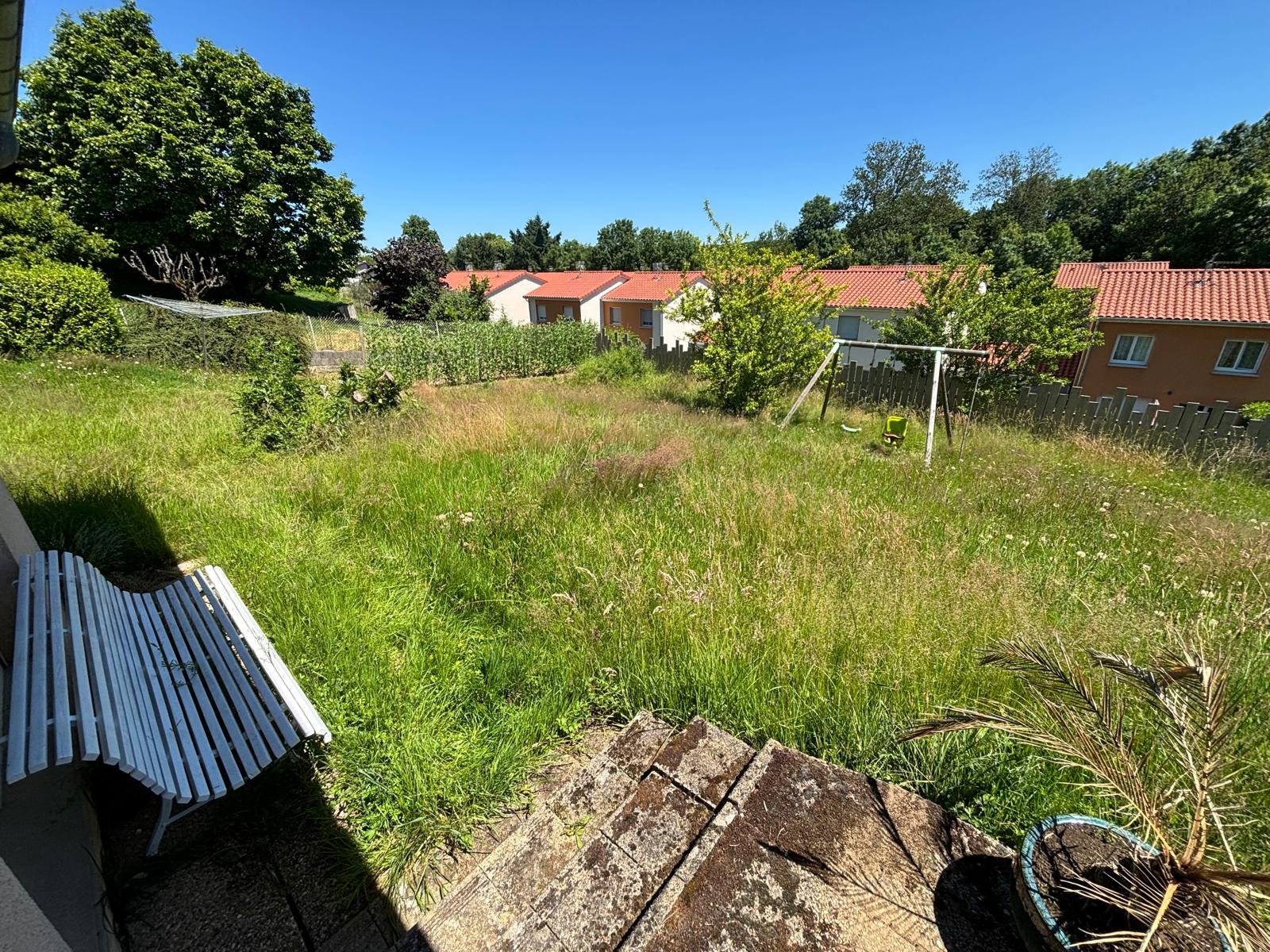 Avant : tonte de pelouse à Saint-Rémy