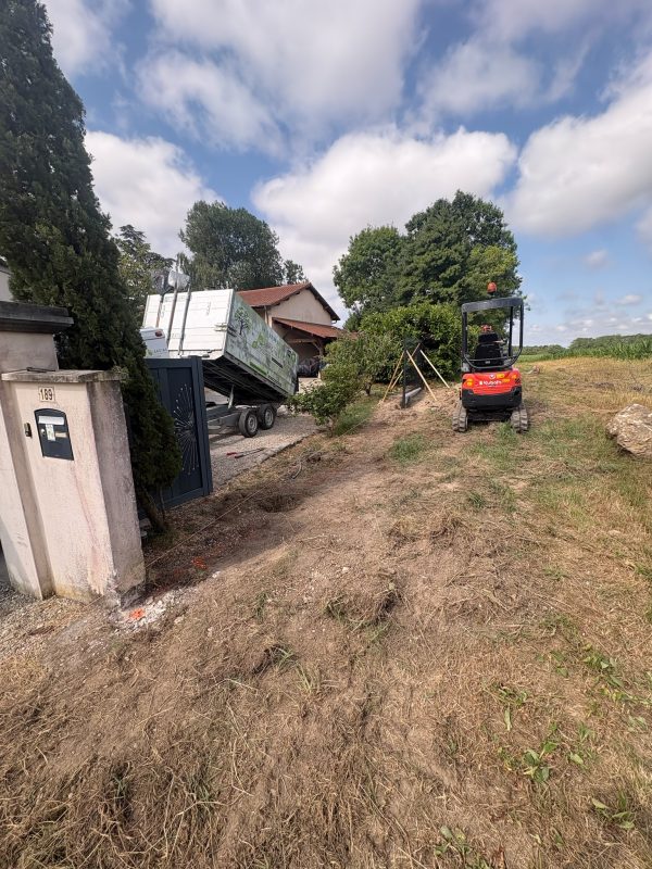 Débroussaillage d'un terrain en pente